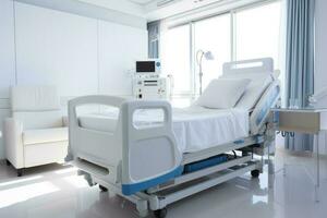 helder wit modern multi geduldig bed in ziekenhuis foto