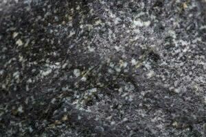 macro mineraal steen biotiet een wit achtergrond foto