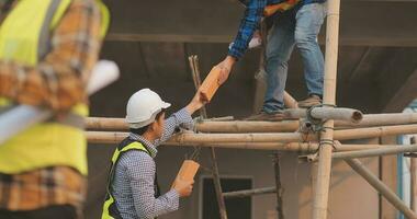 antenne visie van bouw arbeider in bouw plaats foto