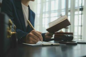 zaken en advocaten bespreken contractpapieren met koperen schaal op bureau in kantoor. wet, juridische diensten, advies, rechtvaardigheid en wet concept foto met film grain effect