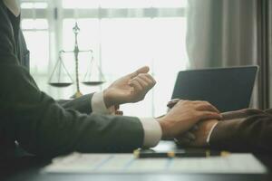 zaken en advocaten bespreken contractpapieren met koperen schaal op bureau in kantoor. wet, juridische diensten, advies, rechtvaardigheid en wet concept foto met film grain effect