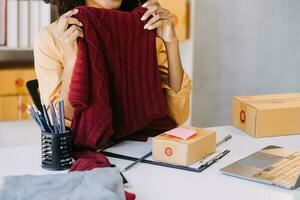 mode ontwerper vrouw werken Aan haar ontwerpen in de studio foto