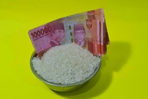 rijst- met bestaande Indonesisch roepia contant geld voor zakat concept foto