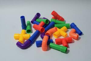 kleurrijk plastic pijp blok puzzel. pijp gebouw blok. leerzaam speelgoed foto