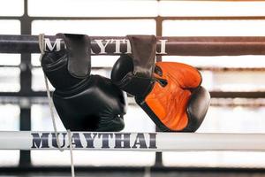 bokshandschoenen in de sportschool, thai boksen, vechtsporten foto