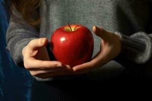 Holding een rood appel in handen foto