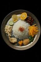 rijst- schotel met divers toppings en zijden foto