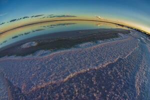 een visie van de lucht en water van een vis oog lens foto