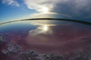 een visie van de lucht en water van een vis oog lens foto