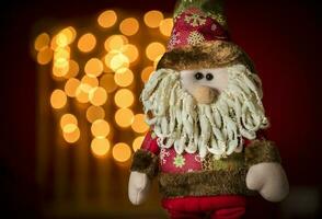 een de kerstman claus pop met een baard en hoed foto