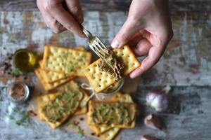 zelfgemaakte leverpastei. heerlijke huisgemaakte paté met specerijen en kruiden foto