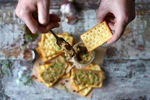 zelfgemaakte leverpastei. heerlijke huisgemaakte paté met specerijen en kruiden foto