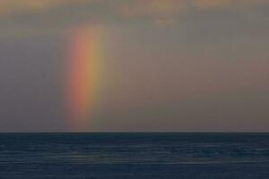 regenboog over- de oceaan foto