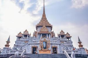 wat traimit-tempel met daarin de gouden boeddha in bangkok foto