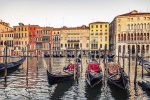 de stad Venetië in de ochtend, italië foto
