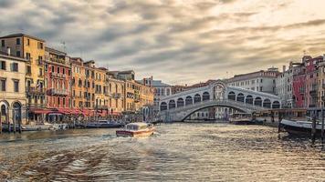 de stad Venetië in de ochtend, italië foto