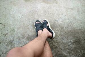 foto van Aziatisch of oosters mannetje voeten vervelend sandalen