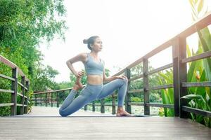 portret van een jong vrouw aan het doen yoga in de tuin voor een training. concept van levensstijl geschiktheid en gezond. Aziatisch Dames zijn beoefenen yoga in de park. foto