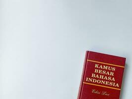 yogakarta, Indonesië, 26 jan 2023 - Indonesisch woordenboek met een rood omslag. foto