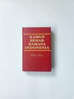 yogakarta, Indonesië, 26 jan 2023 - een fotograaf van een groot Indonesisch woordenboek boek met een rood omslag. foto