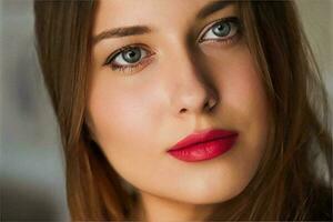 schoonheid, bedenken en huidsverzorging schoonheidsmiddelen model- gezicht portret, mooi vrouw met rood lippenstift verzinnen, Gebruind bronzen gloeiend huid foto