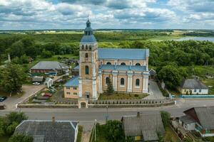 antenne visie Aan neo gotisch of barok tempel of Katholiek kerk in platteland foto