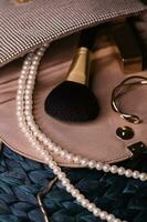sieraden en bedenken gereedschap binnen een dames tas, schoonheid en mode foto