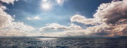 panoramisch uitzicht op de prachtige lucht boven het meer van ohrid. kleurrijke lucht met bewolkte wolk en gloeiende zon. bewolkte lucht. cloudscape en skyscape atlake ohrid, zuid-macedonië. foto