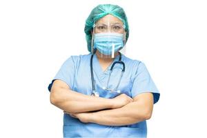 arts die pbm-suite draagt met masker en gezichtsschild met stethoscoop op witte achtergrond foto