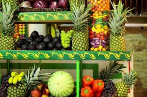verscheidenheid aan tropisch fruit in de etalage foto