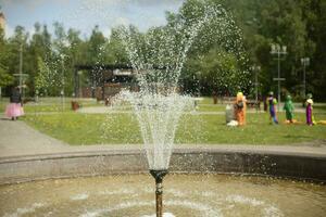 fontein in park. water in park. verstuiven van fontein. zomer visie van stad recreatie Oppervlakte. foto