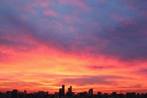 kleurrijk bewolkt schemering mooi lucht stadsgezicht zonsondergang en ochtend- zonsopkomst. dramatisch avond nacht vroeg ochtend- visie met stad gebouwen silhouet. panoramisch achtergrond concept. kopiëren ruimte voor tekst foto