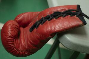 rood boksen handschoen. sport- apparatuur. handschoenen in hal. foto