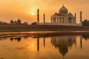 een adembenemend zonsondergang Bij de taj mahal, een verbijsterend wit marmeren mausoleum gelegen in agra, Indië. de zon afgietsels een warm, gouden licht over- de monument net zo de lucht is badend in tinten van oranje en rood. foto