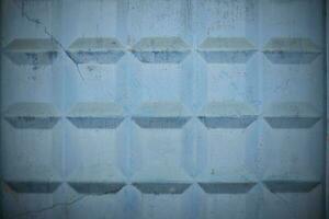 geruit muur. beton schutting. blauw achtergrond. foto