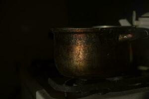 oud pot in ochtend- in keuken. roestig pan. keuken details. foto