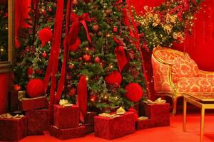 Kerstmis geschenk dozen Aan verdieping in de buurt Spar boom in kamer. feestelijk verpakt presenteert. nieuw jaar interieur van leven kamer foto
