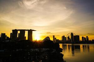 jachthaven baai zand is een groot geïntegreerde toevlucht. gelegen Bij jachthaven baai Singapore het is de meest duur casino gebouw in de wereld. foto