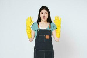 portret van jong vrouw verhogen armen slijtage geel rubber handschoenen Open mond geïsoleerd Aan wit achtergrond. foto