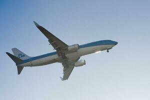 Nederlands bedrijf klm met vliegtuig boeing 737-8k2 naderen naar land- Bij Lissabon Internationale luchthaven tegen blauw lucht foto