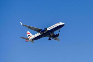 Brits luchtwegen met vliegtuig luchtbus a320-232 naderen naar land- Bij Lissabon Internationale luchthaven tegen blauw lucht foto