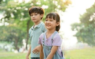 groep beeld van schattig Aziatisch kinderen spelen in de park foto