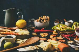 gezond voedsel kruiden specerijen voor gebruik net zo Koken ingrediënten Aan een houten achtergrond met vers biologisch groenten Aan hout. hoog dieet vezel Gezondheid slim voedsel concept. foto