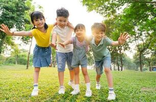 groep van schattig Aziatisch kinderen hebben pret in de park foto