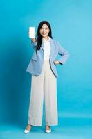 Aziatisch jong zakenvrouw portret Aan blauw achtergrond foto