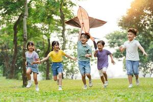 groep beeld van schattig Aziatisch kinderen spelen in de park foto