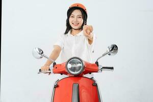 een vrouw vervelend een helm en het rijden een motorfiets foto