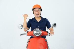 een Mens vervelend een helm en het rijden een motorfiets foto