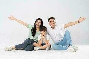 een familie poseren Aan een wit achtergrond foto