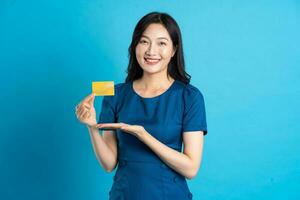 portret van mooi vrouw in blauw jurk, geïsoleerd Aan blauw achtergrond foto